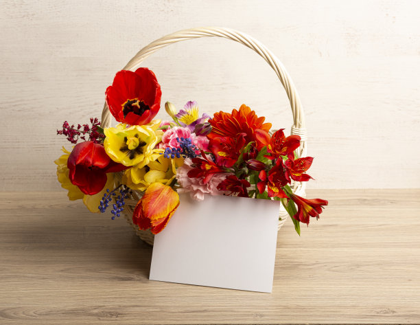 鲜艳美丽的鲜花在一个明信片篮子里，有你的铭文的地方。图片下载