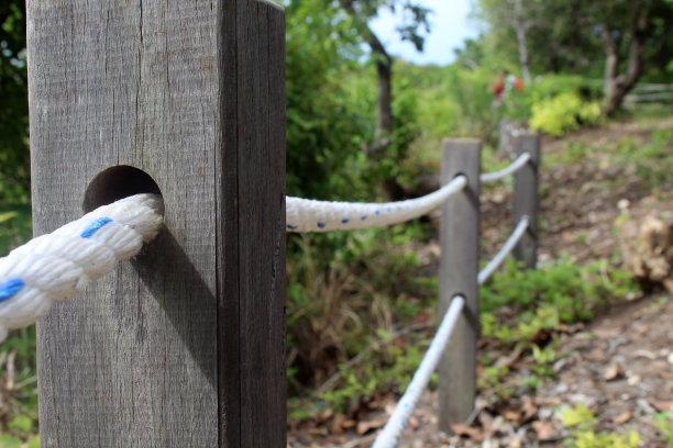 室外木栅栏以绳连接为纽带。图片下载