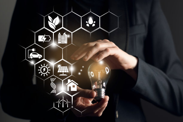 能源创新灯泡与未来产业的发电图标图形界面在女性手中。可持续发展和替代能源的概念。“n图片下载