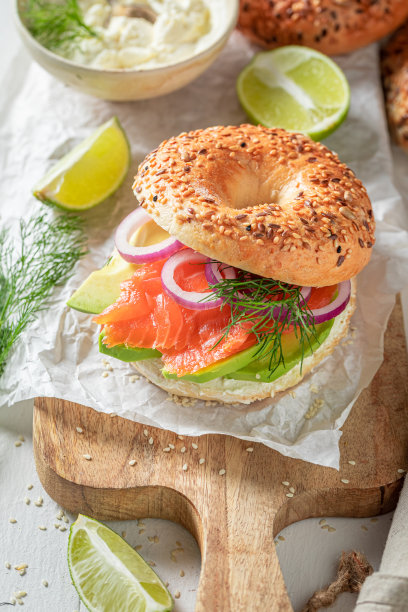 脆脆的自制金色百吉饼，搭配三文鱼、鳄梨和莳萝。图片下载