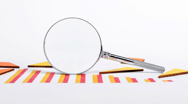 带图表的放大镜：业务发展放缓，经济危机和市场下滑分析，金融和规划概念图片下载