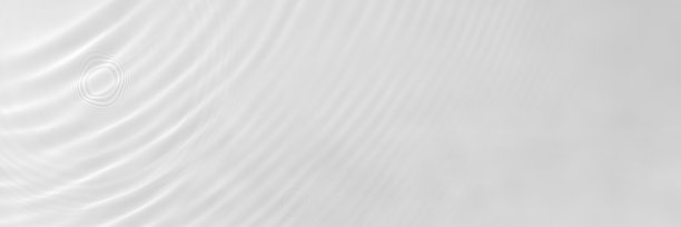 水纹理与太阳反射和水在水面上的圆圈。叠加效果的照片或模型。有机浅灰色滴影腐蚀性效果。长横幅与复制空间。图片下载