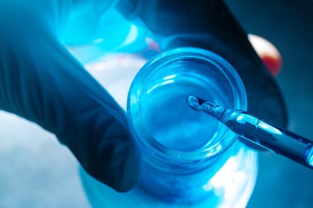 蓝色科学实验玻璃管，研究人员在液体玻璃实验室用化学试管进行分析，医学，制药和科学研究概念图片下载