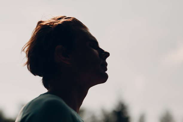 天空背景下的年轻运动员剪影图片下载