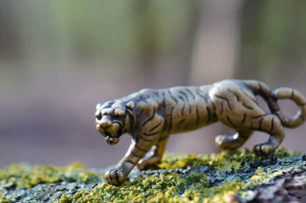 一个金属老虎雕像。图片下载