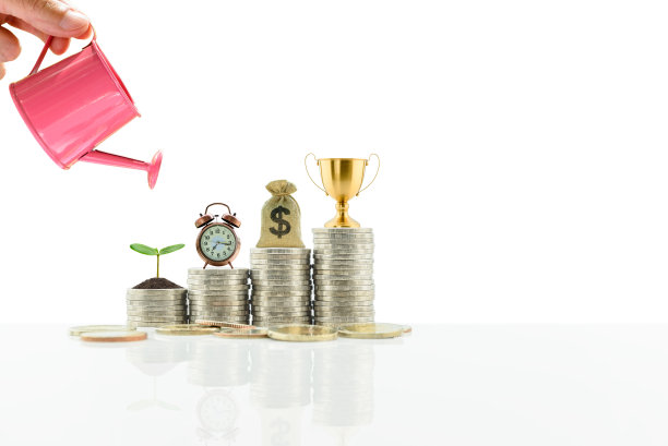 成功的储蓄计划，财务策略概念:奖杯杯，一元袋，时钟，年轻的绿色小树在成堆的硬币。图片下载