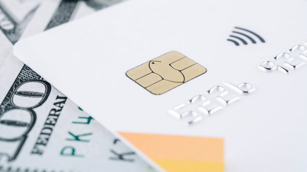 百元大钞信用卡。一百美元的美国借记卡。钱孤立，钞票白背景。图片下载