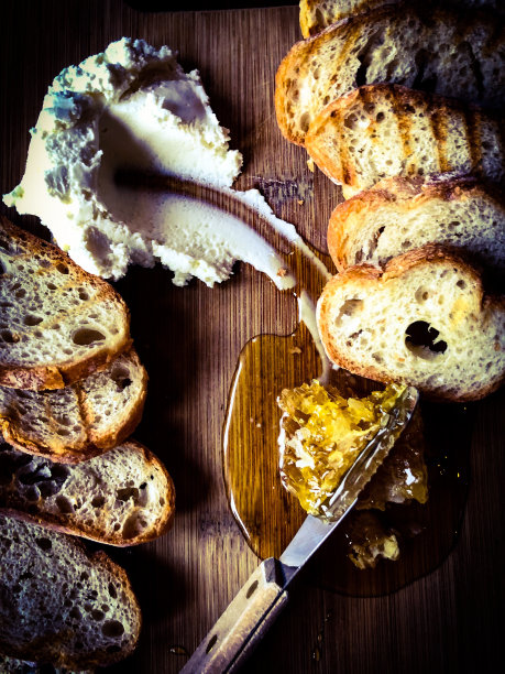 烤克罗斯蒂尼配山羊奶酪和生蜂蜜图片下载