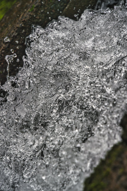 瀑布处的水的微距镜头图片下载