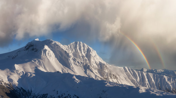 加拿大山被雪覆盖的鸟瞰图。图片下载