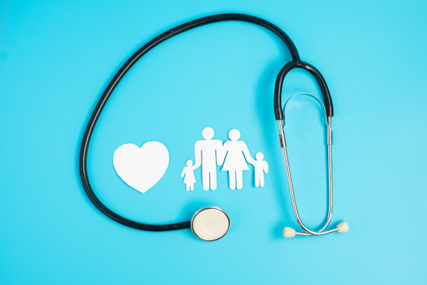 幸福的家庭的一天。听诊器和纸形状剪纸与父亲，母亲和孩子。国际家庭、健康、健康、生命和保险概念日。图片下载