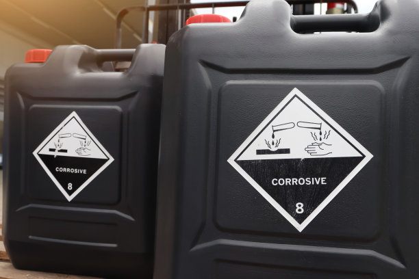 黑色化学容器上的腐蚀性化学符号图片下载