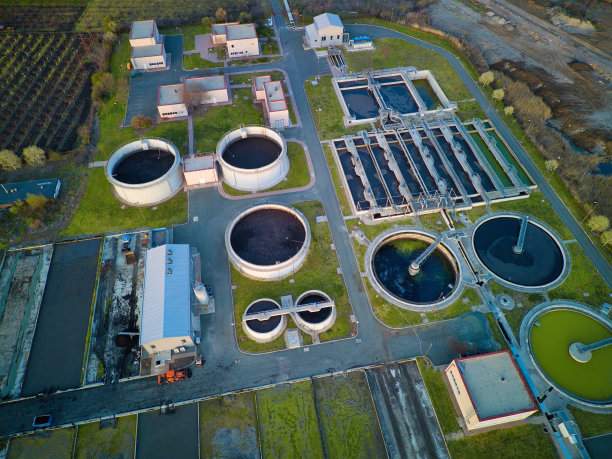 上图是保加利亚，蓝天下黑海海岸附近的油库和牧场图片下载