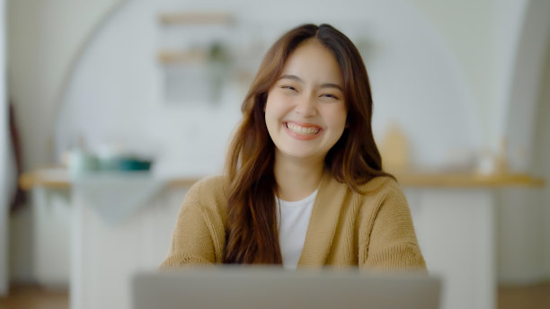 肖像微笑的亚洲年轻女子看相机。面部表情快乐图片下载