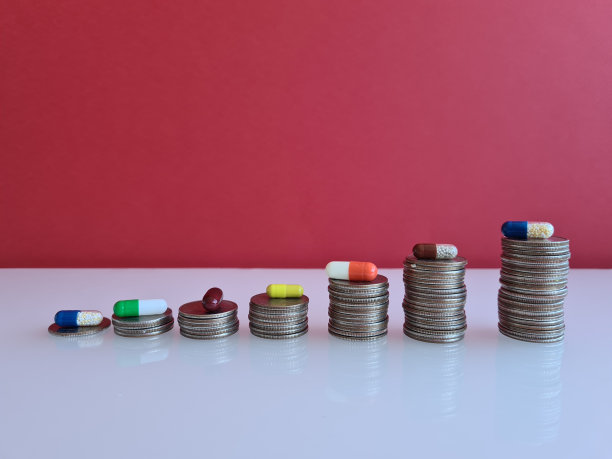 把成堆的硬币和药片放大图片下载