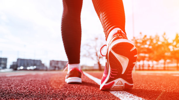 运动跑女训练。跑步女孩锻炼锻炼。跑步者的脚在道路上跑步的特写鞋。健身、运动、生活方式理念。图片下载