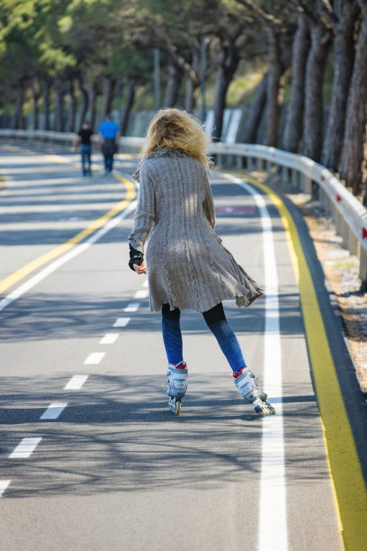 女子享受时间直排轮滑图片下载