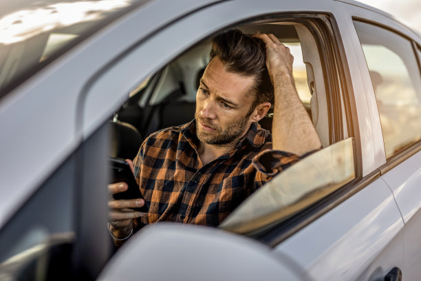 一个英俊的男人开车旅行图片下载