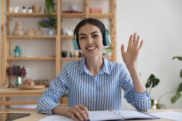 快乐的年轻商业博主戴着无线耳机进行网络研讨会图片下载