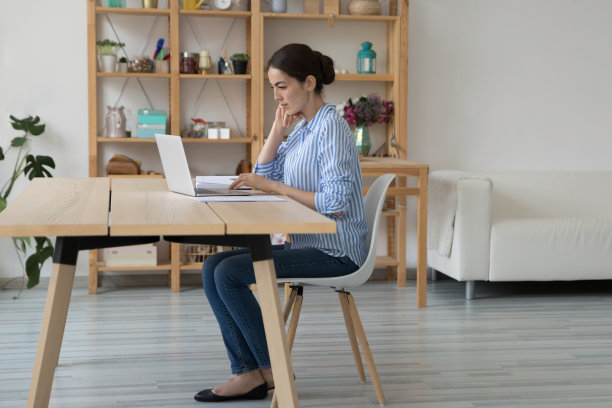 专注有思想的女生上网学习，使用笔记本电脑图片下载