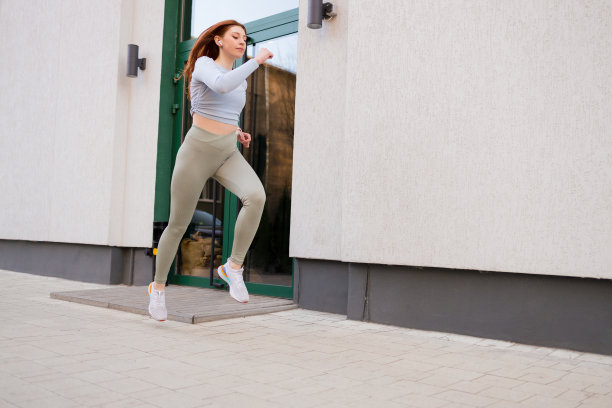 美丽的年轻女子奔跑图片下载