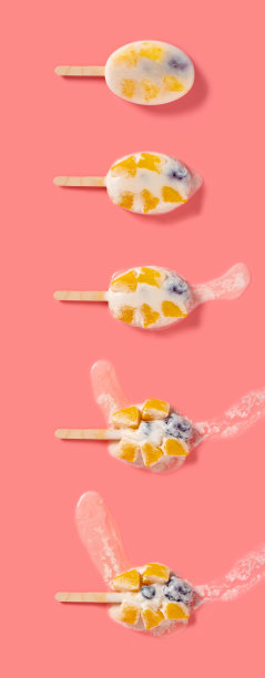 俯视牛奶冰棒混合黑莓和蓝莓芒果片和菠萝片在融化过程中在粉红色的背景图片下载