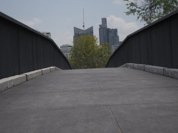 黑灰色的桥，灰白色的天空图片下载