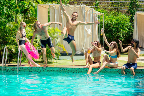 六个朋友在户外游泳池玩得很开心图片下载