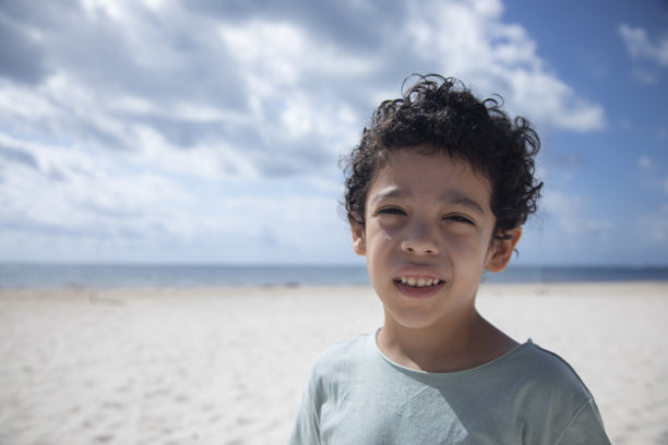 沙滩上的孩子图片下载