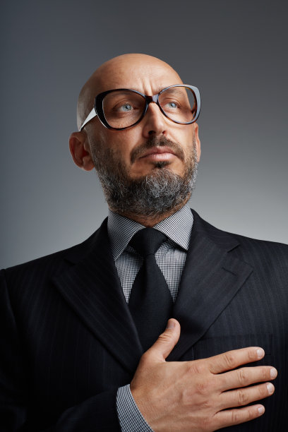 戴着滑稽眼镜的中年成功商人棚拍肖像图片下载