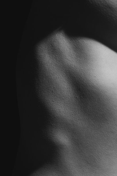 细致的人类女性皮肤纹理。女人身体的特写部分。护肤、身体护理、保健、卫生、医药理念。微距摄影图片下载