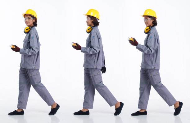全长20岁的年轻亚洲工业女性戴安全帽保护装备，向前走左右图片下载