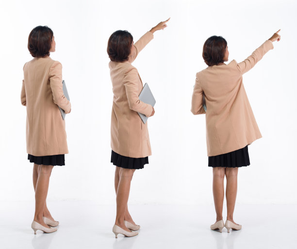 20多岁的年轻亚洲女商人穿西装裙，手指向上图片下载