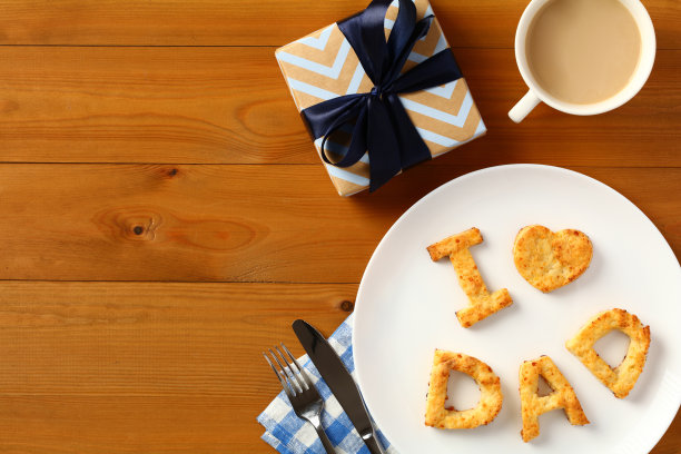 父亲节快乐的桌子上有我爱爸爸的饼干，礼品盒，咖啡杯，餐具。父亲节的食物。图片下载