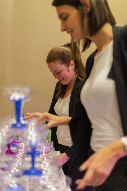 两名拉丁裔女性活动策划人在她们组织的派对的酒吧里看着镜头，对自己的工作感到自豪图片下载