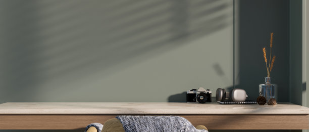 最小的家庭工作桌面配件和复制空间在最小的绿色墙壁。图片下载