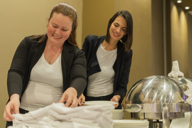 同事们为聚会准备自助餐图片下载