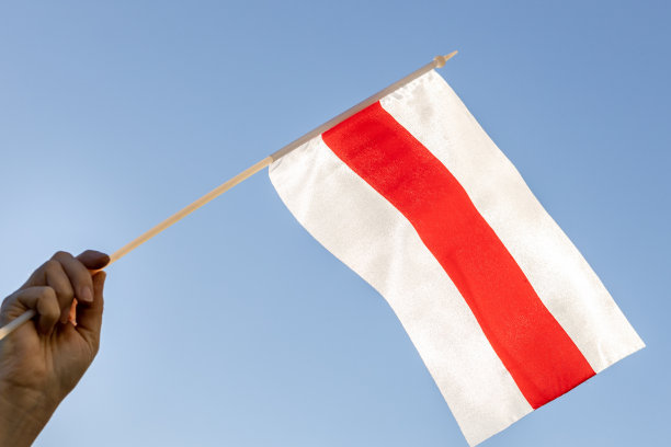 自由白俄罗斯的旗帜高举在空中，象征着这个国家的反对派图片下载