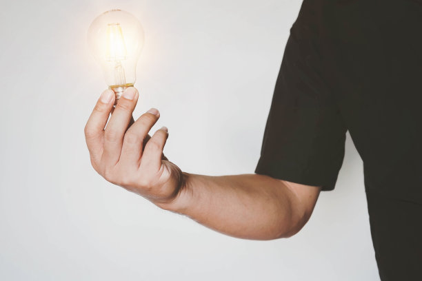 手握灯泡。Idea理念具有创新和灵感，Idea新理念具有创新技术和创造力。创意创意观念握着灯泡。图片下载