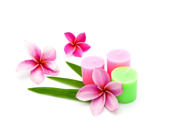 鸡蛋花和香薰蜡烛孤立在白色上。图片下载