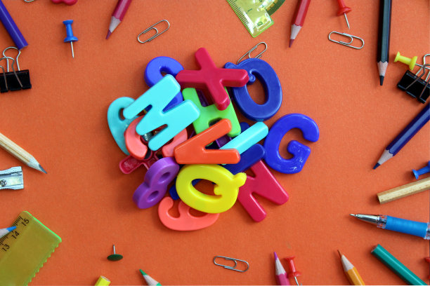 把字母表里的一堆英文字母拼成一堆图片下载