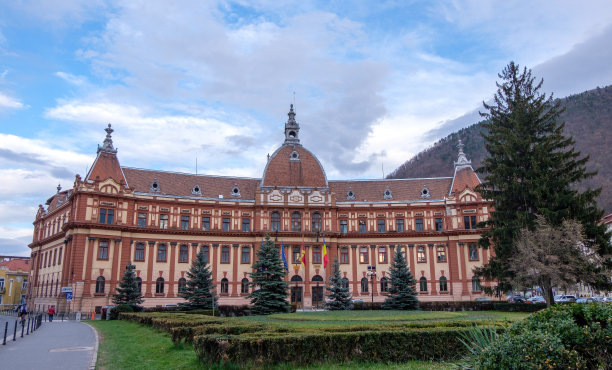 位于布拉索夫市的罗马尼亚联排别墅，上面挂着罗马尼亚国旗图片下载