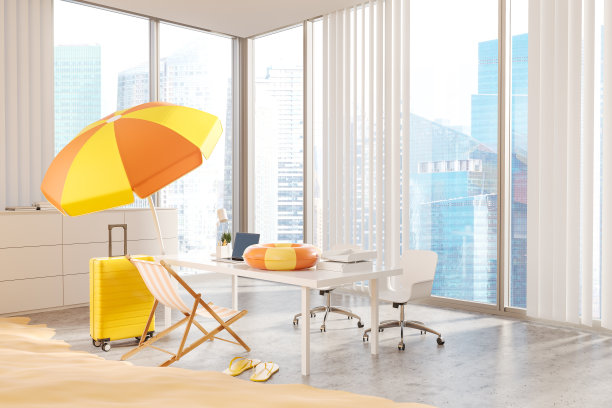 办公室内部有办公桌和日光浴床，全景窗图片下载