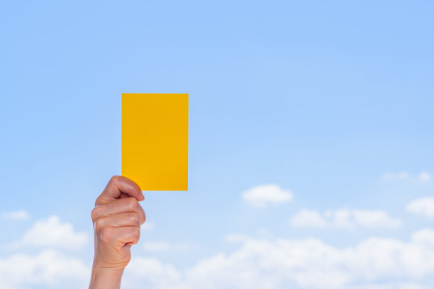 足球比赛中的黄牌图片下载