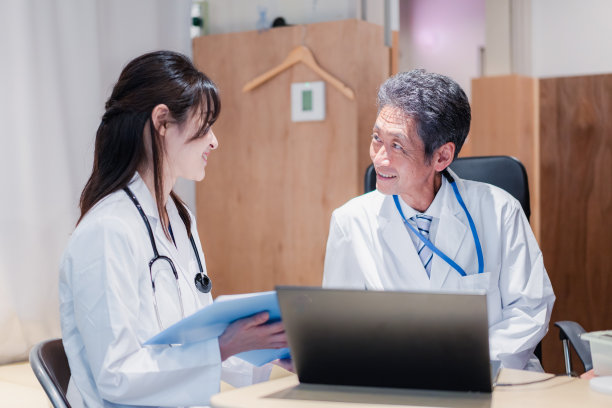 两位医生在检查室做简报图片下载