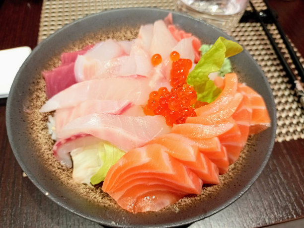 一盘鱼子刺身的照片图片下载