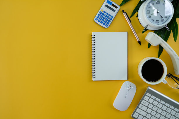 有电脑的办公桌，钢笔，眼镜，笔记本，白色背景的咖啡杯，顶部视图与拷贝空间，模拟。图片下载