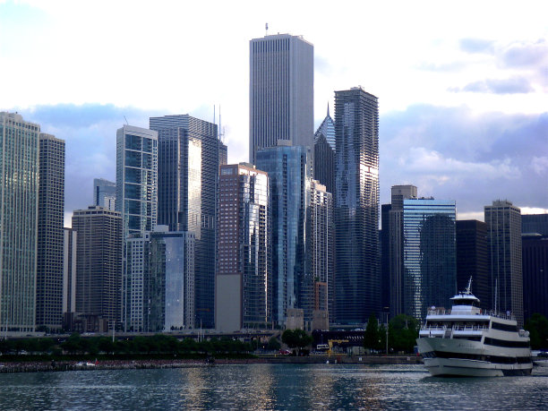 芝加哥密歇根湖，有建筑和渡轮图片下载