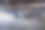 省小生产建筑用砖。工业厂房，水泥地面和人工照明。图片下载