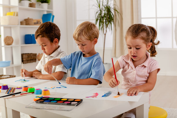 孩子们在家里用水彩画图片下载